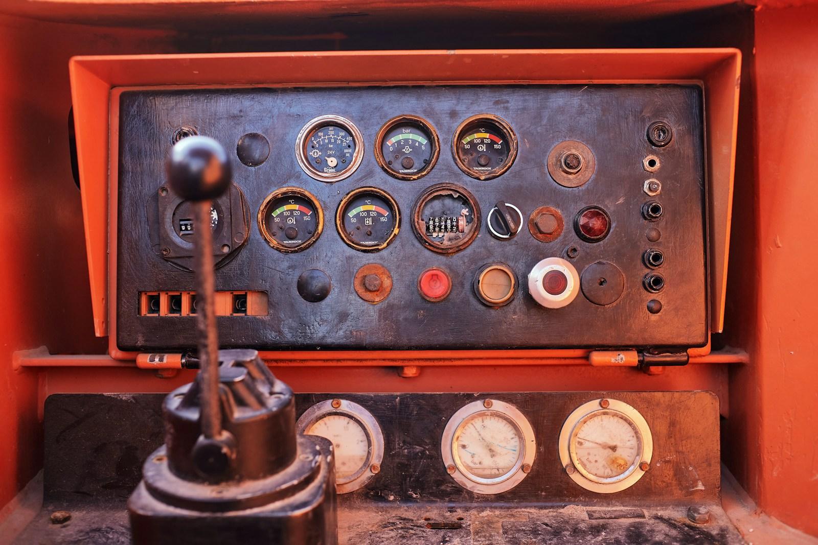Panel de instrumentos de maquinaria industrial con medidores analógicos y horómetro mecánico